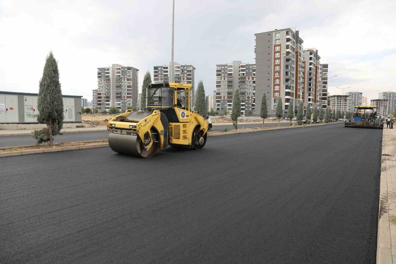 DİYARBAKIR'DA 170 BİN TON SICAK ASFALTLA KENTİN ANA AKSLARI YENİLENDİ