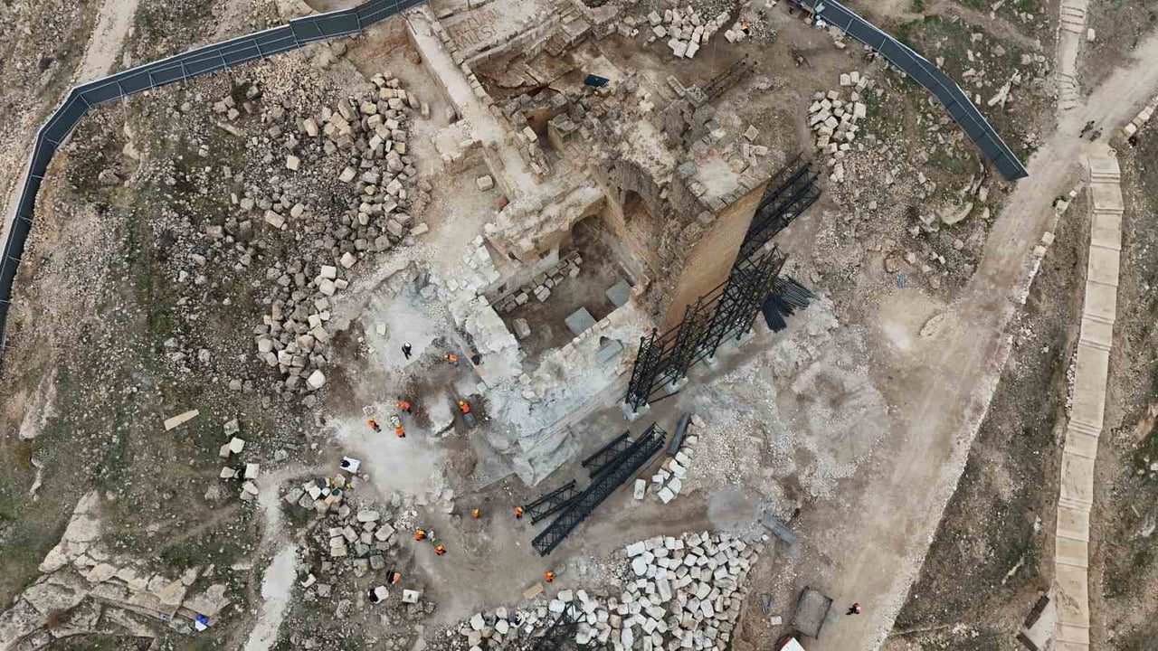 DİYARBAKIR'DA BULUNAN ROMA İMPARATORLUĞU'NUN DOĞUDAKİ SON GARNİZONU ZERZEVAN KALESİ'NDE GÜNEY KULE...