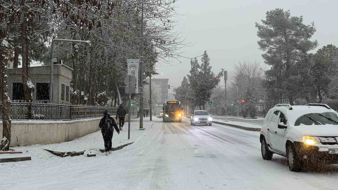 DİYARBAKIR'DA KAR YAĞIŞI HAYATI OLUMSUZ ETKİLEDİ.