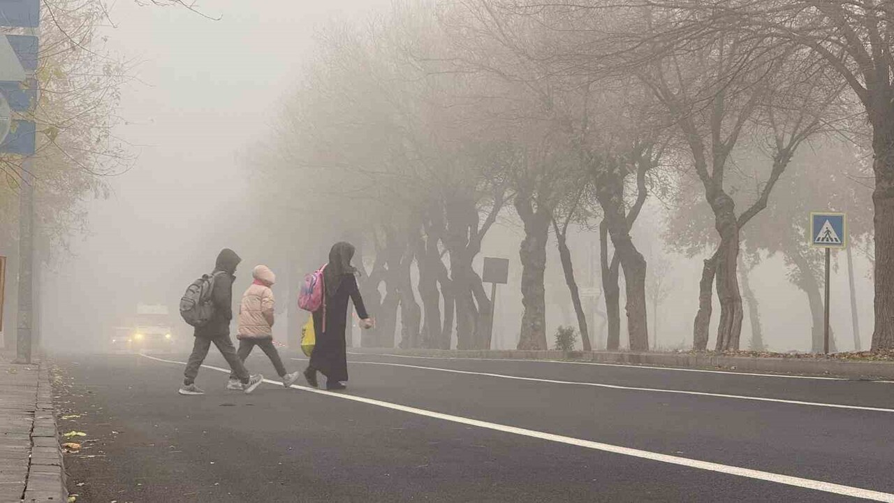 DİYARBAKIR'DA SABAH SAATLERİNDE ETKİLİ OLAN SİS, GÖRÜŞ MESAFESİNİ DÜŞÜRDÜ.