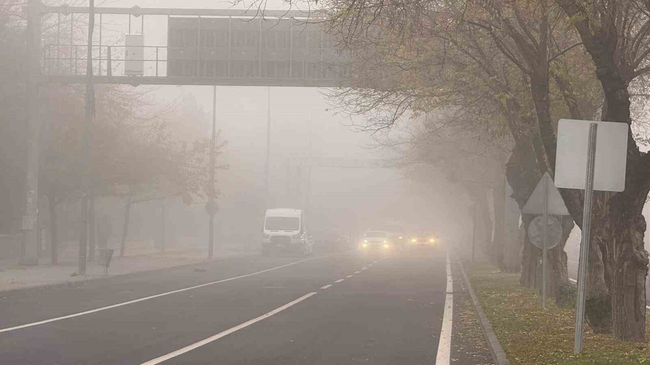 DİYARBAKIR'DA SABAH SAATLERİNDE ETKİLİ OLAN SİS, GÖRÜŞ MESAFESİNİ DÜŞÜRDÜ.