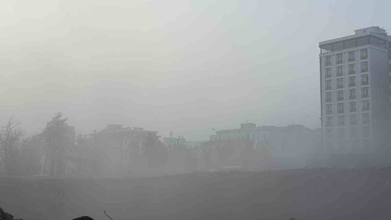 DİYARBAKIR'DA SABAH SAATLERİNDE YOĞUN SİS NEDENİYLE BAZI UÇUŞLAR AKSADI.