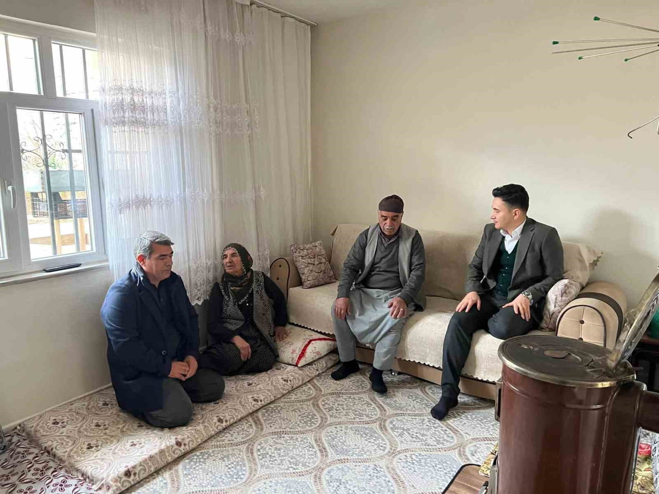 DİYARBAKIR'IN ÇERMİK İLÇE KAYMAKAMI ADEM KARATAŞ, MERKEZ VE KÖYLERDE VATANDAŞLARLA BİR ARAYA GELİP...