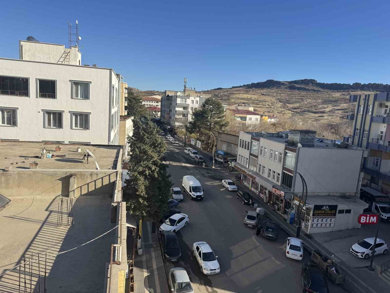 DİYARBAKIR'IN ÇERMİK İLÇESİNDE VATANDAŞLAR, TRAFİK SORUNUN ÇÖZÜLMESİNİ TALEP EDİYOR.