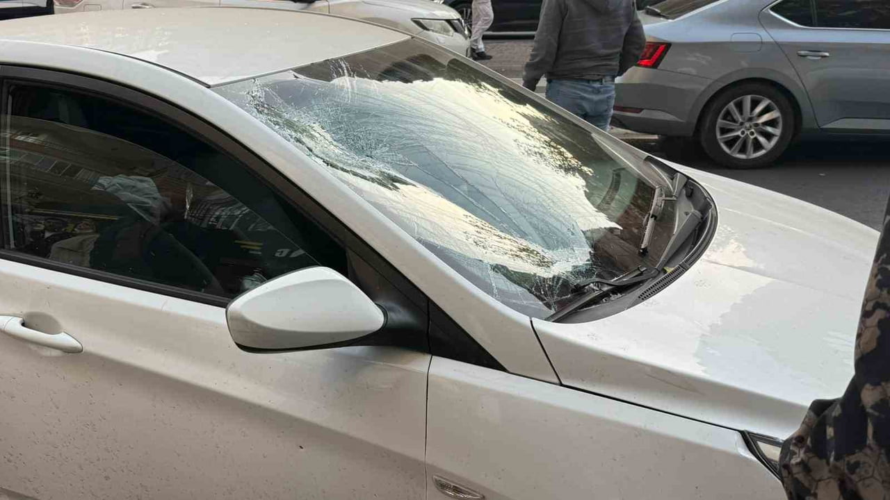 DİYARBAKIR'IN KAYAPINAR İLÇESİNDE OTOMOBİLİN ÇARPTIĞI YAYAYA AĞIR YARALANDI. KAZAYA KARIŞAN VE...