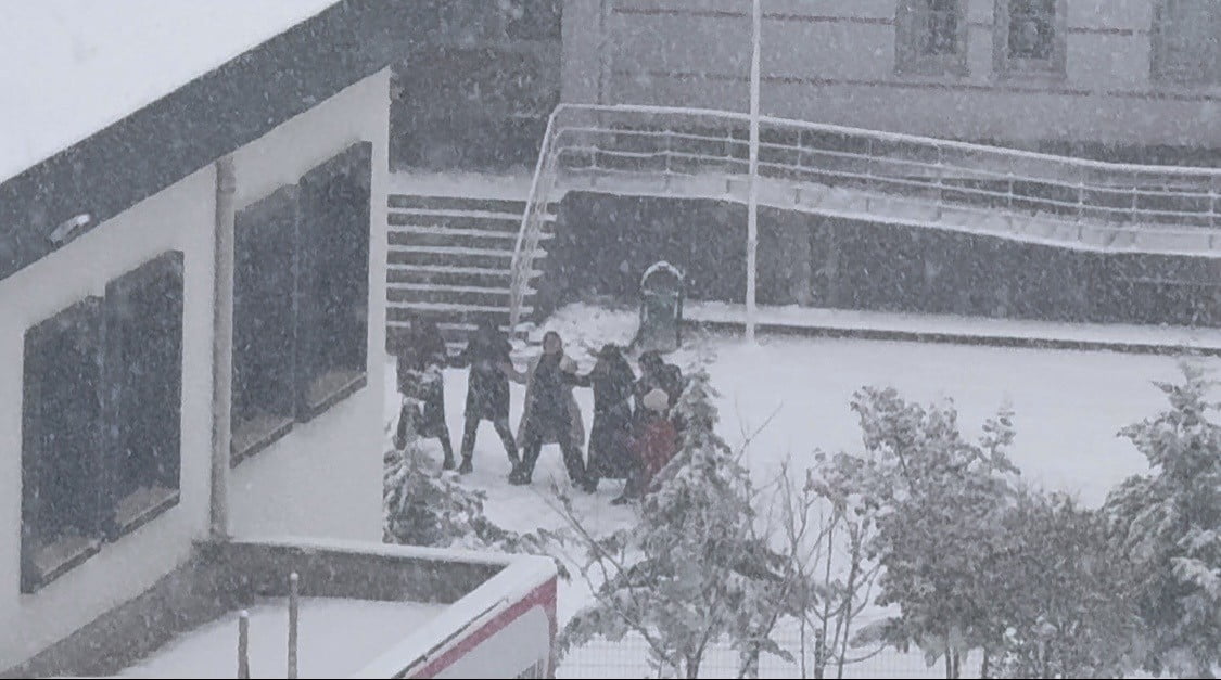 DİYARBAKIR'IN KAYAPINAR İLÇESİNDEKİ BİR OKULDA ÖĞRENCİLER, KAR YAĞIŞINI HOPARLÖRDEN ÇALINAN OYUN...
