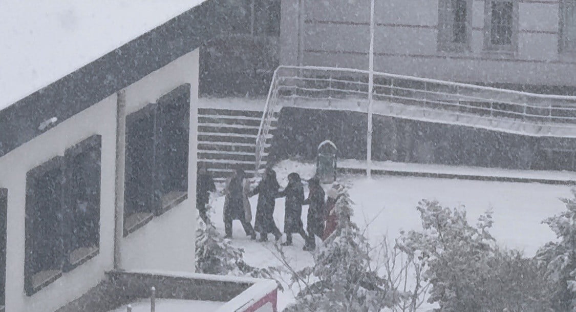 DİYARBAKIR'IN KAYAPINAR İLÇESİNDEKİ BİR OKULDA ÖĞRENCİLER, KAR YAĞIŞINI HOPARLÖRDEN ÇALINAN OYUN...