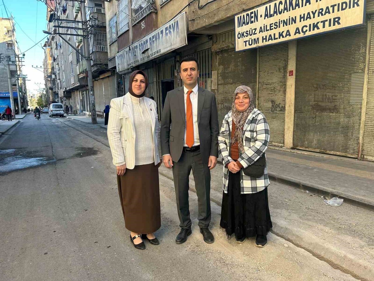 DİYARBAKIR BAĞLAR İLÇESİ KAYMAKAMI NECDET ÖZDEMİR, İLÇEDE GÜVENLİK RİSKİ TAŞIYAN ORTA HASARLI VE...