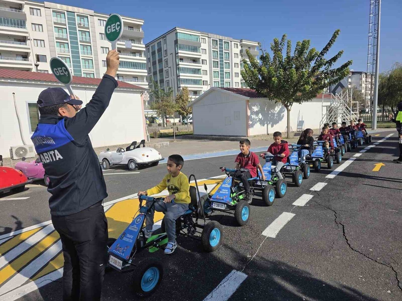 DİYARBAKIR BÜYÜKŞEHİR BELEDİYESİ, BİR HAFTADA 8 OKULDAN 486 ÖĞRENCİYE TRAFİK VE ÇEVRE BİLİNCİ...