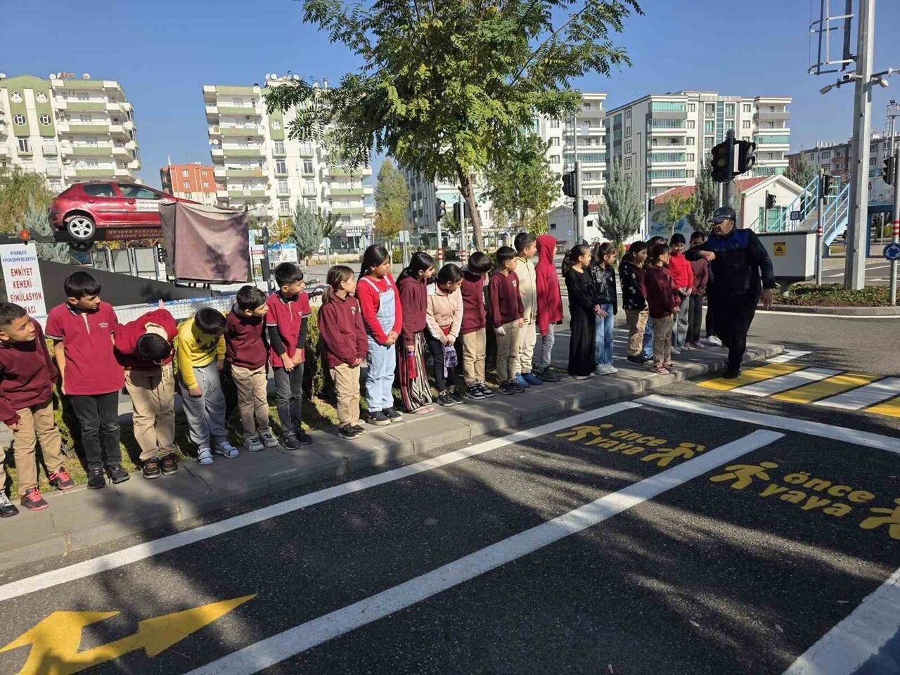DİYARBAKIR BÜYÜKŞEHİR BELEDİYESİ, BİR HAFTADA 8 OKULDAN 486 ÖĞRENCİYE TRAFİK VE ÇEVRE BİLİNCİ...