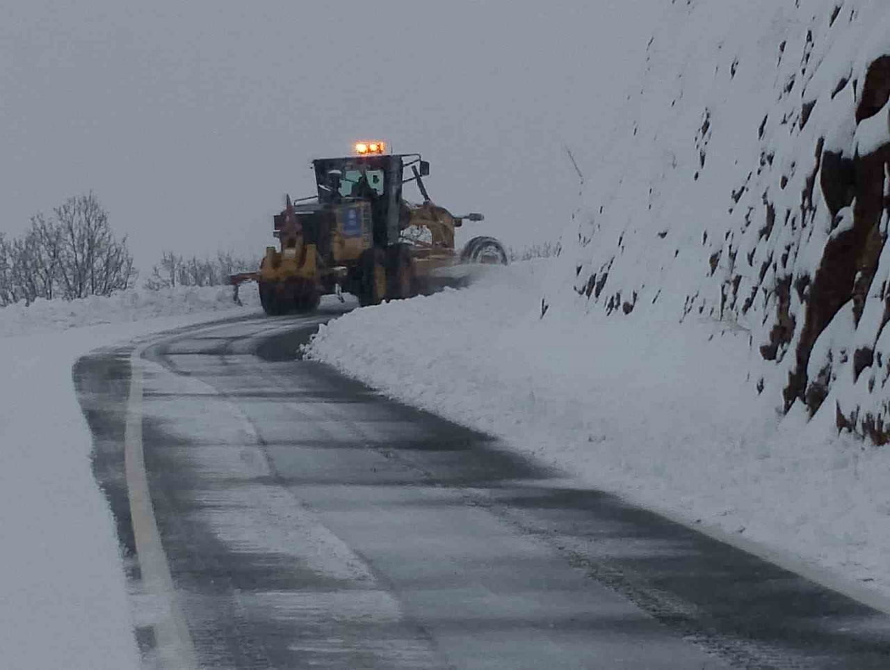 DİYARBAKIR BÜYÜKŞEHİR BELEDİYESİ EKİPLERİ, LİCE, KULP, HANİ VE ÇERMİK İLÇELERİNDE ETKİLİ OLAN KAR...