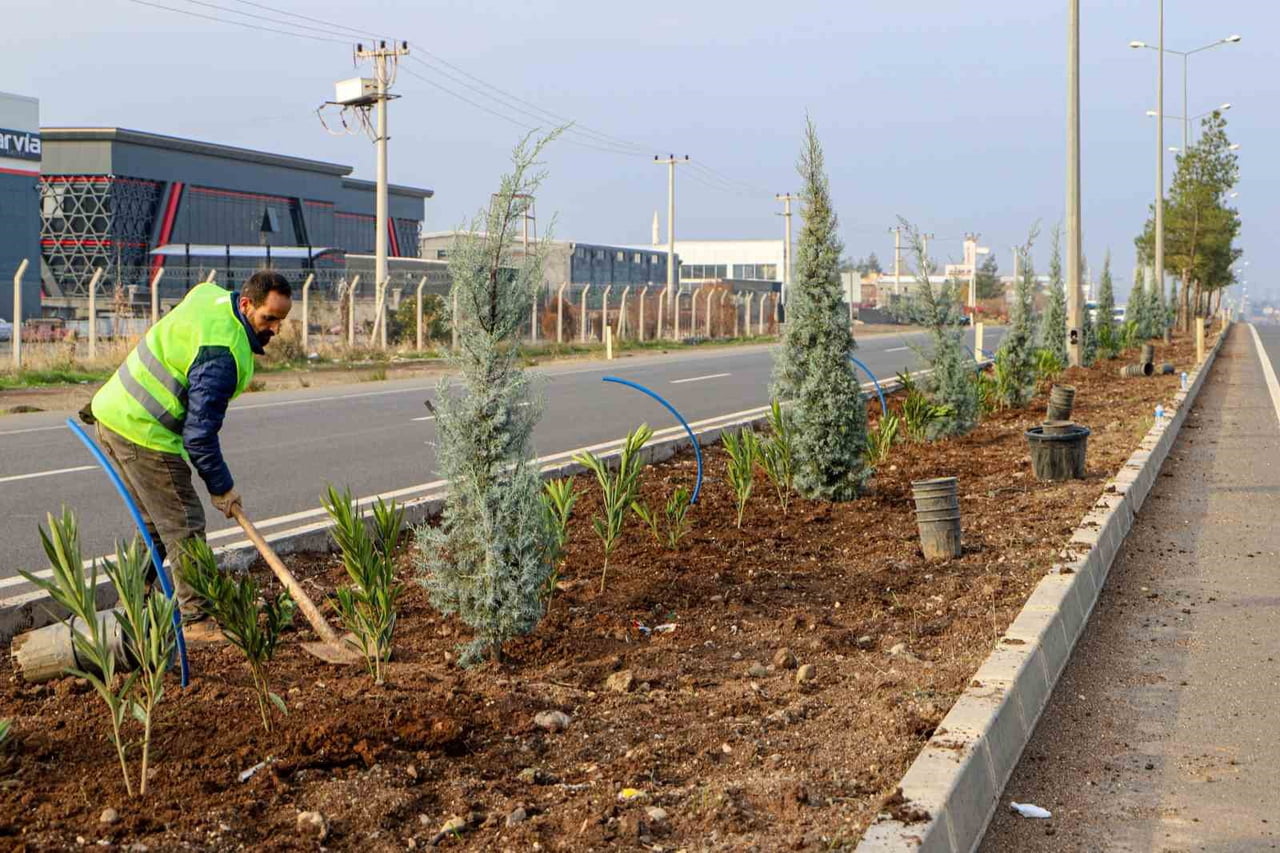 DİYARBAKIR BÜYÜKŞEHİR BELEDİYESİ, KENT GİRİŞLERİ ÇALIŞMALARI KAPSAMINDA MARDİN YOLUNDA YER ALAN 14...