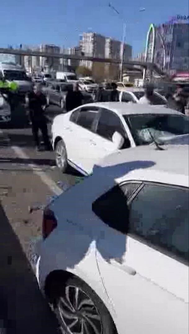 DİYARBAKIR’DA DÖRT ARACIN KARIŞTIĞI ZİNCİRLEME TRAFİK KAZASINDA 4 KİŞİ YARALANDI.