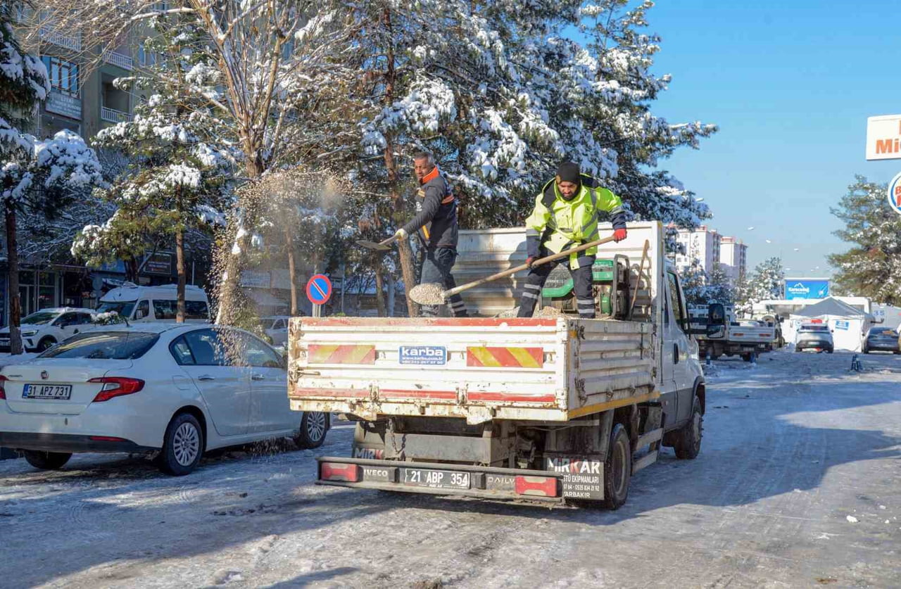 DİYARBAKIR’DA DÜN ETKİLİ OLAN KAR YAĞIŞININ ARDINDAN BÜYÜKŞEHİR BELEDİYESİ, YAYALARIN GÜVENLİĞİNİ...