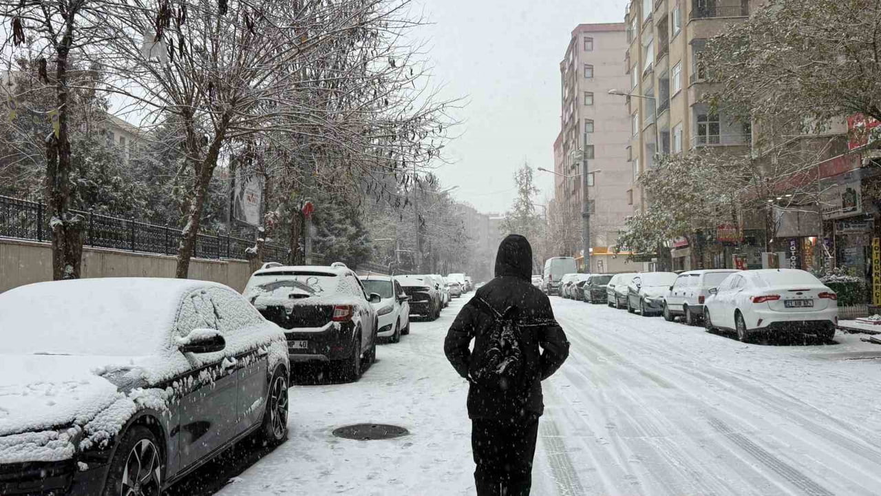 DİYARBAKIR’DA ETKİLİ OLAN KAR YAĞIŞI NEDENİ İLE ÖĞLEDEN SONRA TÜM OKULLAR TATİL...