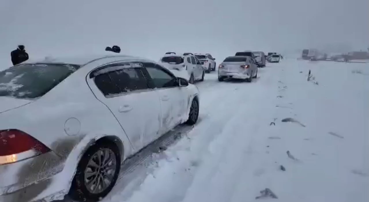 DİYARBAKIR’DA İKİ GÜNDÜR ARALIKSIZ DEVAM EDEN YOĞUN KAR YAĞIŞI, KENT GENELİNDE ULAŞIMI OLUMSUZ...