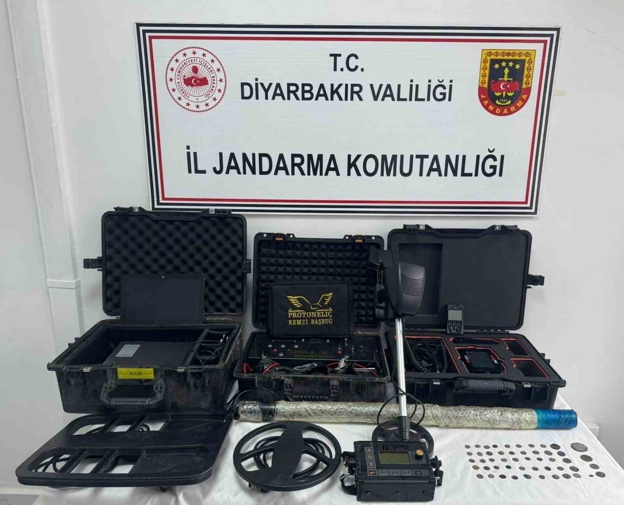 DİYARBAKIR’DA JANDARMA EKİPLERİNCE DÜZENLENEN KAÇAKÇILIK OPERASYONLARINDA 52 ŞÜPHELİ HAKKINDA...