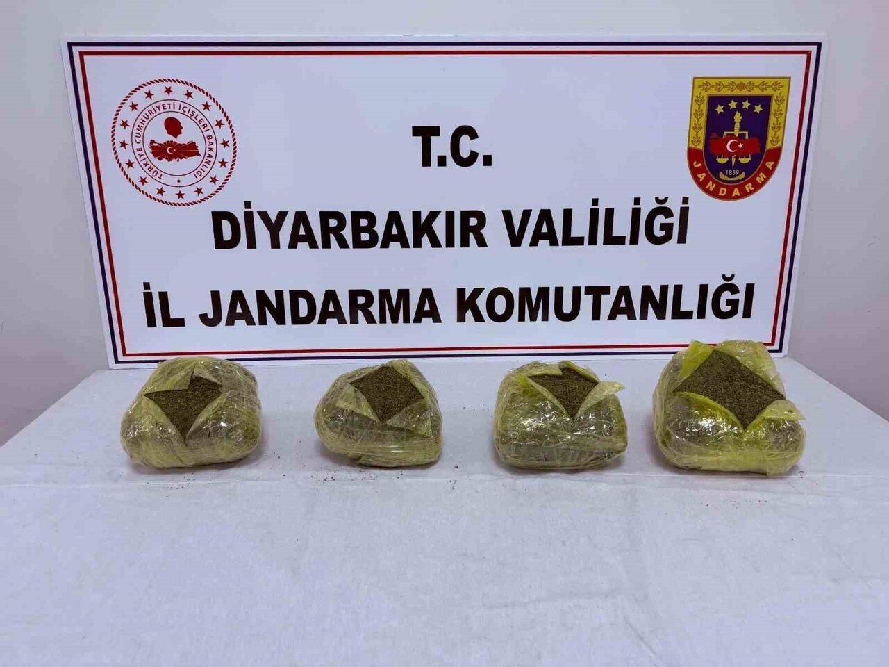 DİYARBAKIR’DA JANDARMA EKİPLERİNCE DÜZENLENEN OPERASYONLARDA, 38 KİLO ESRAR ELE GEÇİRİLİRKEN, 29...