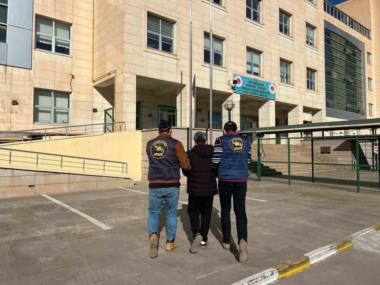 DİYARBAKIR’DA JANDARMA EKİPLERİNCE DÜZENLENEN OPERASYONLARINDA HAKLARINDA ARAMA KARARI BULUNAN 110...