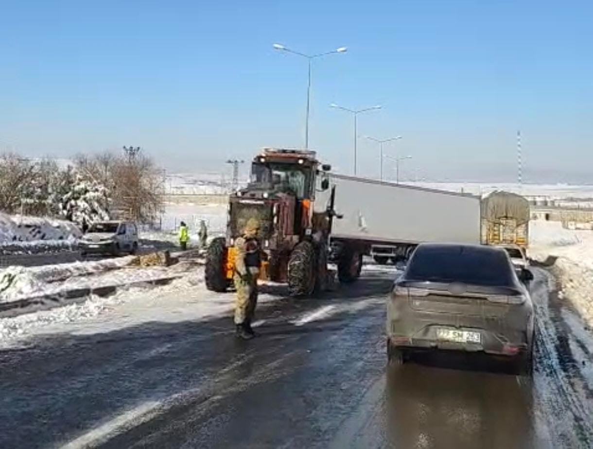 DİYARBAKIR’DA KAR YAĞIŞI SONRASI OLUŞAN BUZLANMA NEDENİ İLE SÜRÜCÜSÜNÜN DİREKSİYON HAKİMİYETİNİ...