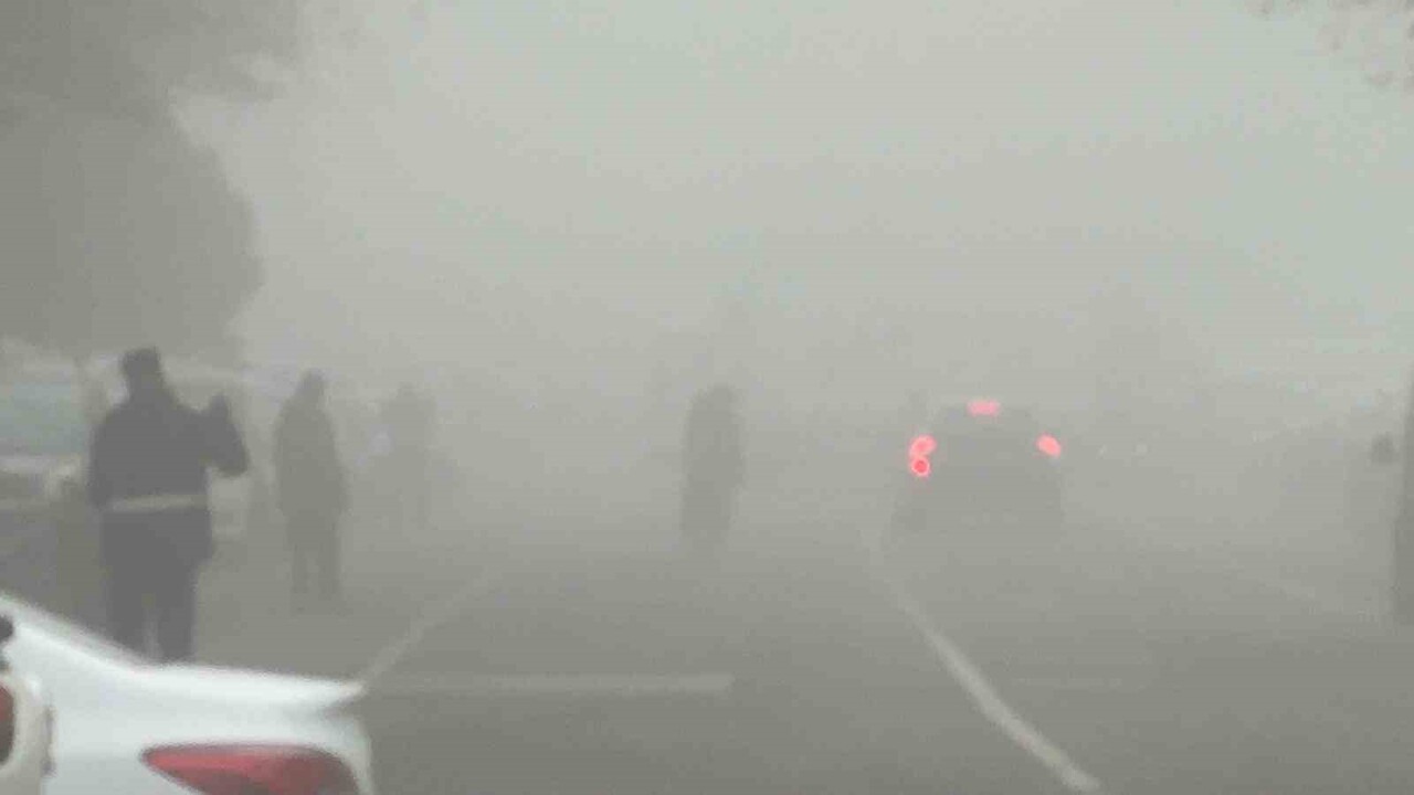 DİYARBAKIR’DA SABAH SAATLERİNDE YOĞUN SİS NEDENİYLE SÜRÜCÜLER TRAFİKTE ZORLUK YAŞADI.