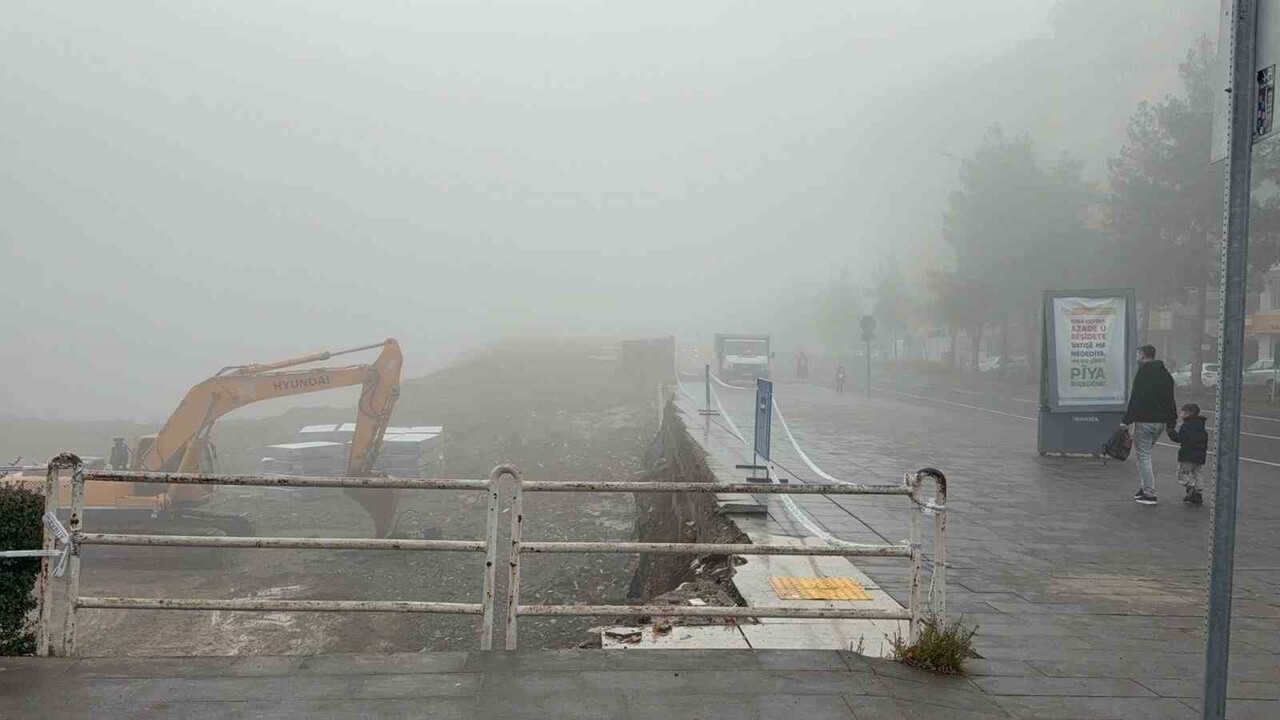 DİYARBAKIR’DA SABAH SAATLERİNDE YOĞUN SİS NEDENİYLE SÜRÜCÜLER TRAFİKTE ZORLUK YAŞADI.