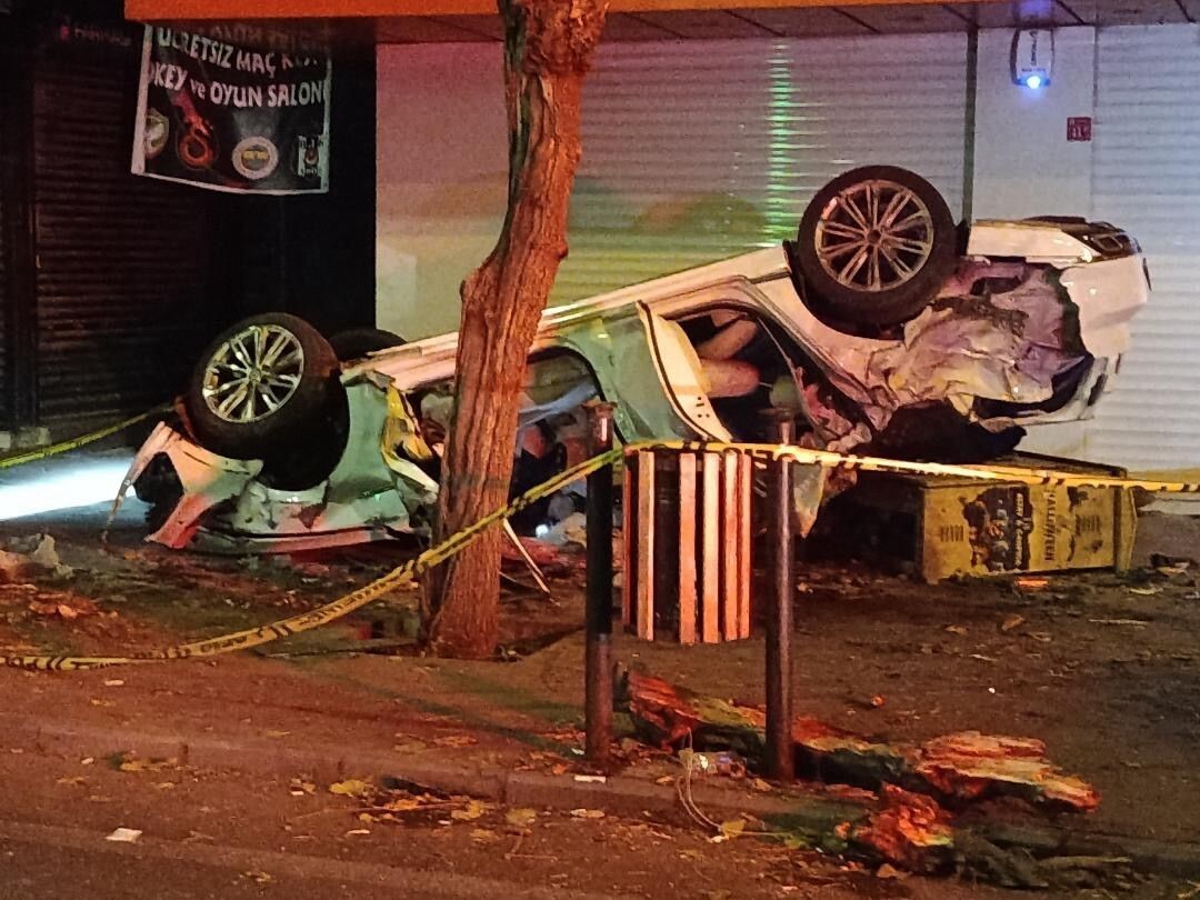 DİYARBAKIR’DA SÜRÜCÜSÜNÜN DİREKSİYON HAKİMİYETİNİ KAYBETTİĞİ ARAÇ, TAKLA ATARAK YOLDAN ÇIKTI. FECİ...