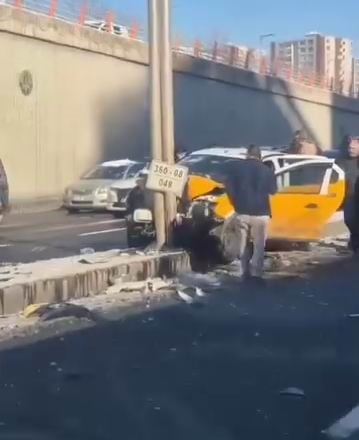 DİYARBAKIR’DA TİCARİ TAKSİ, SÜRÜCÜSÜNÜN DİREKSİYON HAKİMİYETİNİ KAYBETMESİ SONUCU ALTGEÇİTTE...