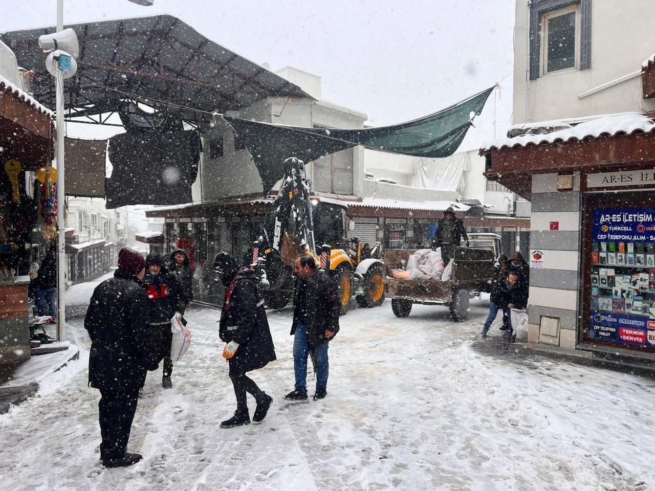DİYARBAKIR’DA YOĞUN KAR YAĞIŞI NEDENİ İLE KAYGAN YOLDA İLERLEYEN BİR ARAÇ KAYMAYA BAŞLADI....