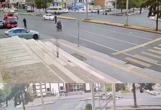 DİYARBAKIR’DA YOLUN KARŞISINA GEÇMEYE ÇALIŞAN KADINA MOTOSİKLET ÇARPTI. KAZADA 2 KİŞİ...