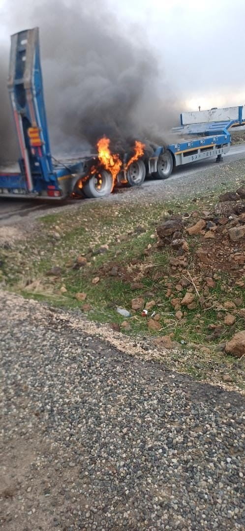 DİYARBAKIR’IN ÇINAR İLÇESİNDE SEYİR HALİNDEKİ TIR ALEV ALDI.