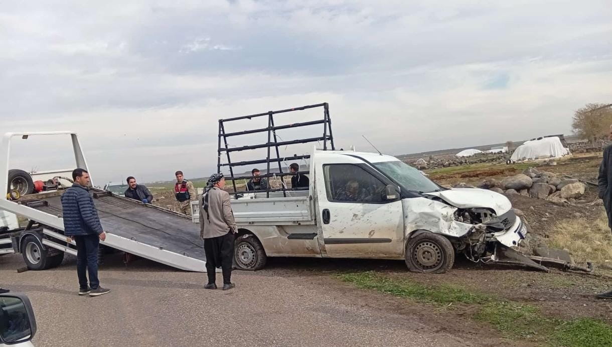 DİYARBAKIR’IN ÇINAR İLÇESİNDE SÜRÜCÜSÜNÜN DİREKSİYON HAKİMİYETİNİ KAYBETTİĞİ PİKAP ŞARAMPOLE...