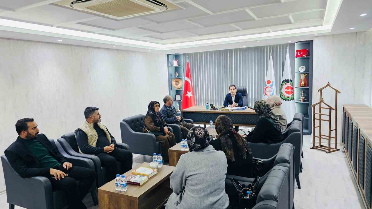 DİYARBAKIR’IN DİCLE İLÇE DEVLET HASTANESİNDE ÇALIŞAN KADINLAR, HAK-İŞ İL BAŞKANI VE ÖZ SAĞLIK İŞ...