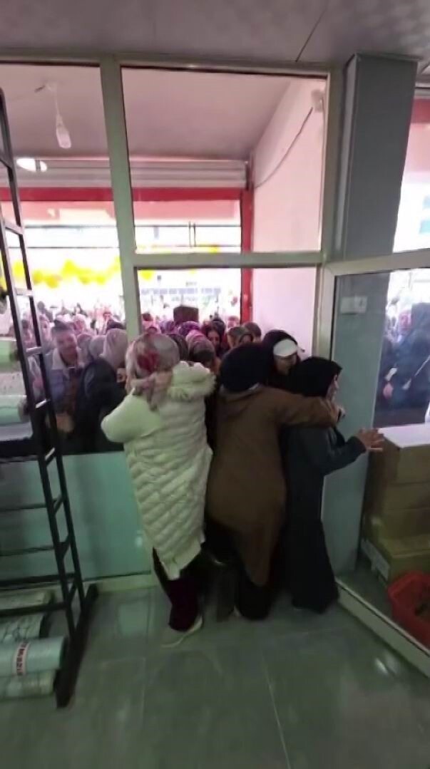 DİYARBAKIR’IN ERGANİ İLÇESİNDE UCUZLUK PAZARI AÇILIŞINDA İZDİHAM OLUŞTU. KADINLAR EZİLMEKTEN SON...