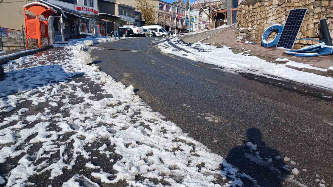 DİYARBAKIR’IN KULP İLÇESİNDE ETKİLİ OLAN KAR YAĞIŞI YERİNİ GÜNEŞE BIRAKTI. MERKEZDE 5, KIRSALDA 20...