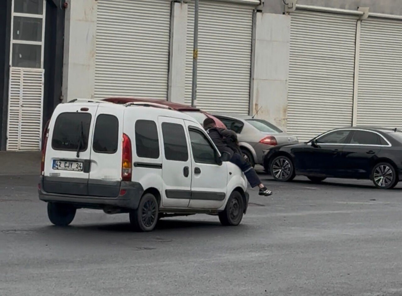 DİYARBAKIR SANAYİSİNDE BİR USTA OTOMOBİLDEN GELEN SESİ ANLAMAK İÇİN OTOMOBİLİN KAPUTUNUN İÇİNDE...