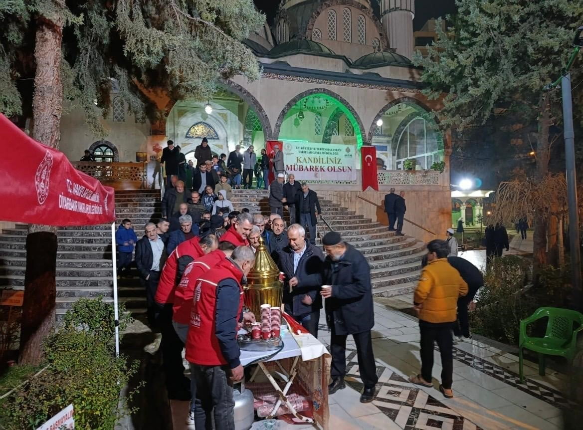 DİYARBAKIR VAKIFLAR BÖLGE MÜDÜRLÜĞÜ, KANDİL DOLAYISIYLA SALEP İKRAMI YAPTI