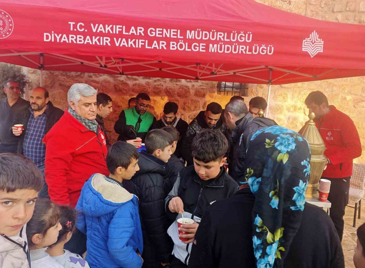 DİYARBAKIR VAKIFLAR BÖLGE MÜDÜRLÜĞÜ, KANDİL DOLAYISIYLA SALEP İKRAMI YAPTI