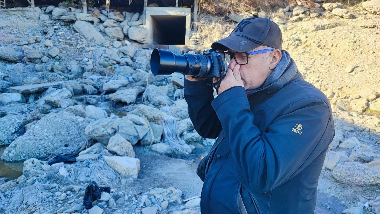 DOĞA FOTOĞRAFÇISI KADİR ACARLAR İSE FOTOĞRAF ÇEKMEK İÇİN NEHİR YATAĞINA İNDİĞİNDE YOĞUN KOKU İLE...