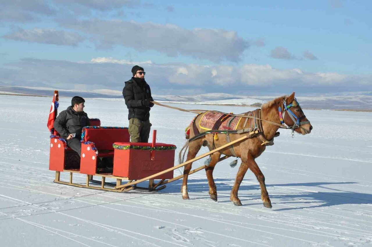 DOĞU ANADOLU'NUN EN ETKİLEYİCİ DOĞA HARİKALARINDAN BİRİ OLAN ÇILDIR GÖLÜ, DONDURUCU SOĞUKLARIN...