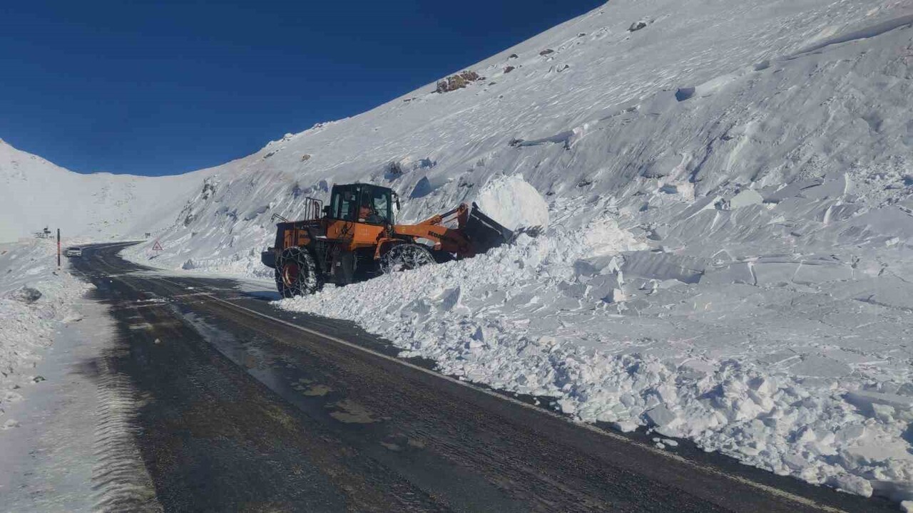 DOĞU ANADOLU BÖLGESİ'NİN BÜYÜK BİR BÖLÜMÜNÜ ETKİSİ ALAN KAR YAĞIŞI HAYATI OLUMSUZ YÖNDE ETKİLİYOR....