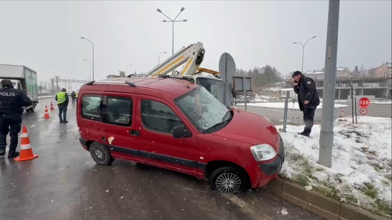 DOMANİÇ'TE TRAFİK KAZASI: 4 YARALI