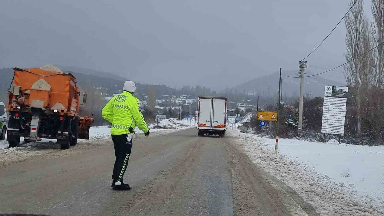 DOMANİÇ KARAYOLU'NDA MEVSİMİN İLK KARI ETKİSİNİ GÖSTERDİ.
