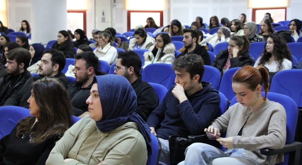 DPÜ’DE GENÇLERİN DİJİTAL ÇAĞDA KARŞI KARŞIYA KALDIĞI RİSKLER ELE ALINDI