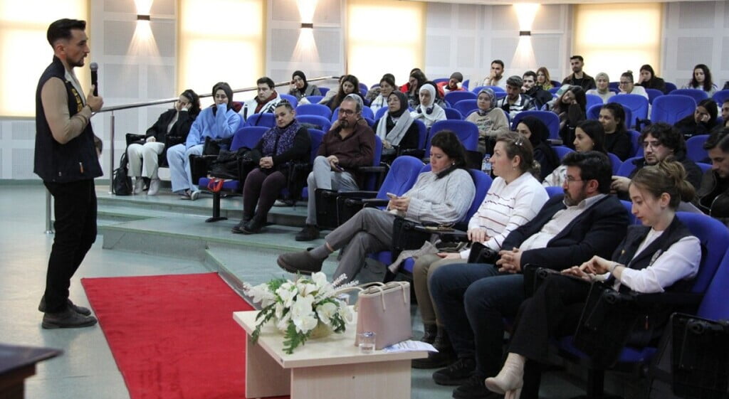 DPÜ’DE GENÇLERİN DİJİTAL ÇAĞDA KARŞI KARŞIYA KALDIĞI RİSKLER ELE ALINDI