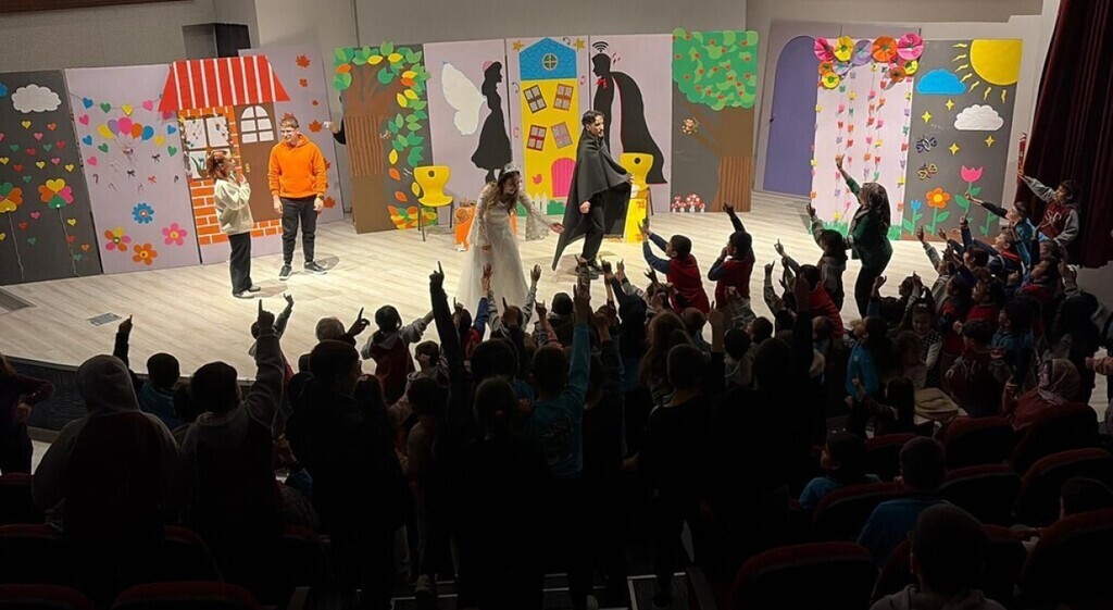 DPÜ EĞİTİM FAKÜLTESİ ÖĞRENCİLERİNDEN BEĞENİ TOPLAYAN TİYATRO GÖSTERİMİ