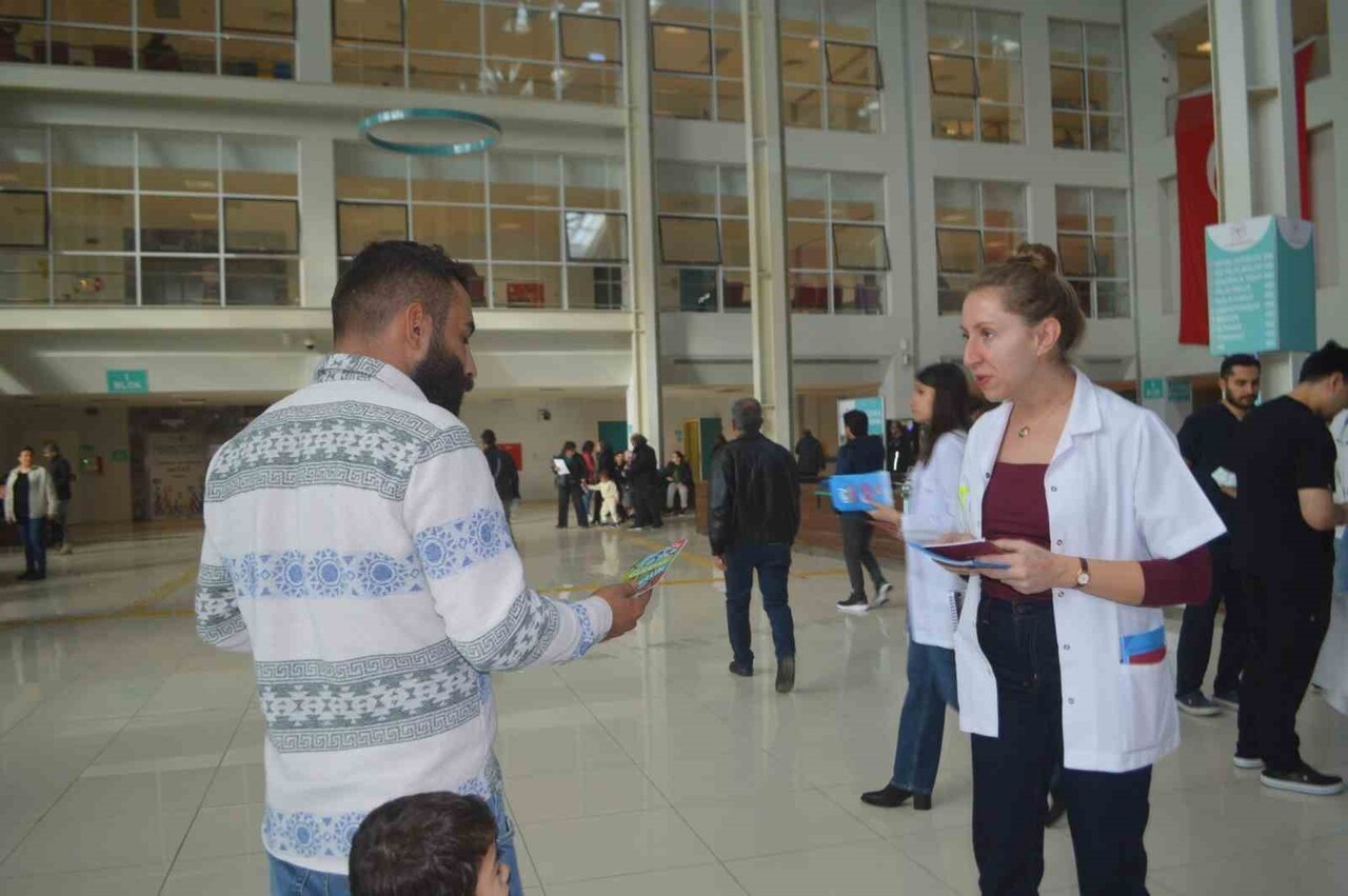 DÜNYA AIDS GÜNÜ’NDE MUĞLA'DA FARKINDALIK STANDI KURULDU