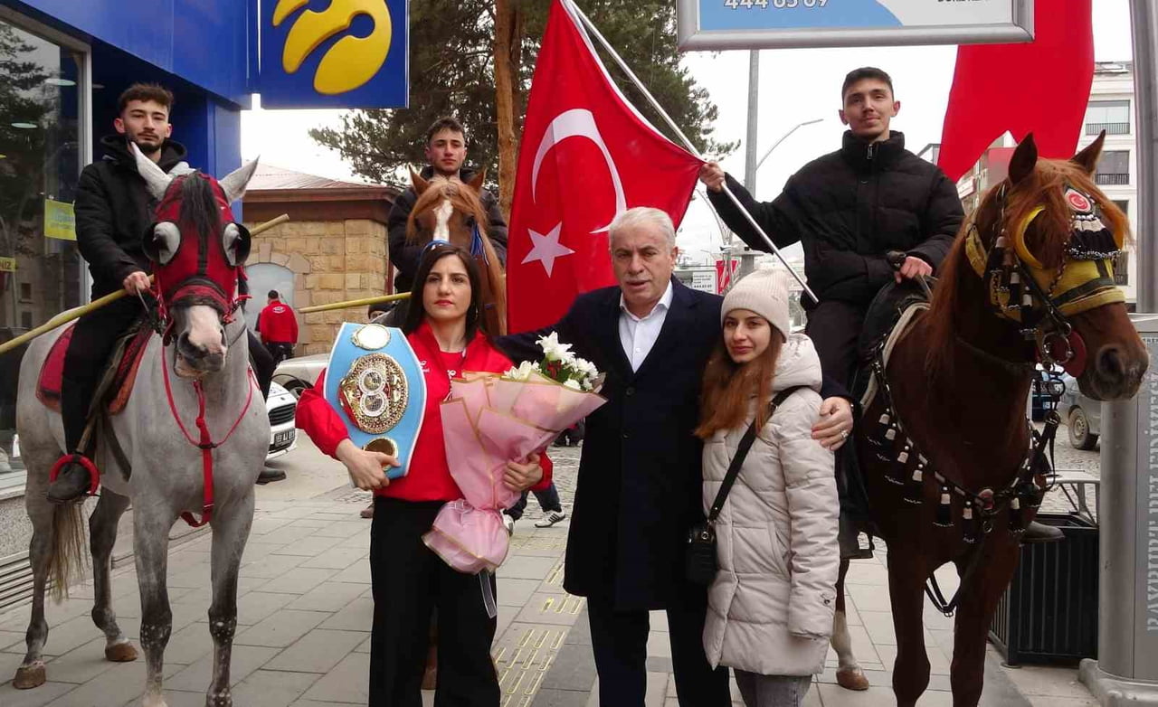 DÜNYA BOKS ŞAMPİYONU TURHAN MEMLEKETİ BAYBURT’TA DAVUL ZURNAYLA KARŞILANDI