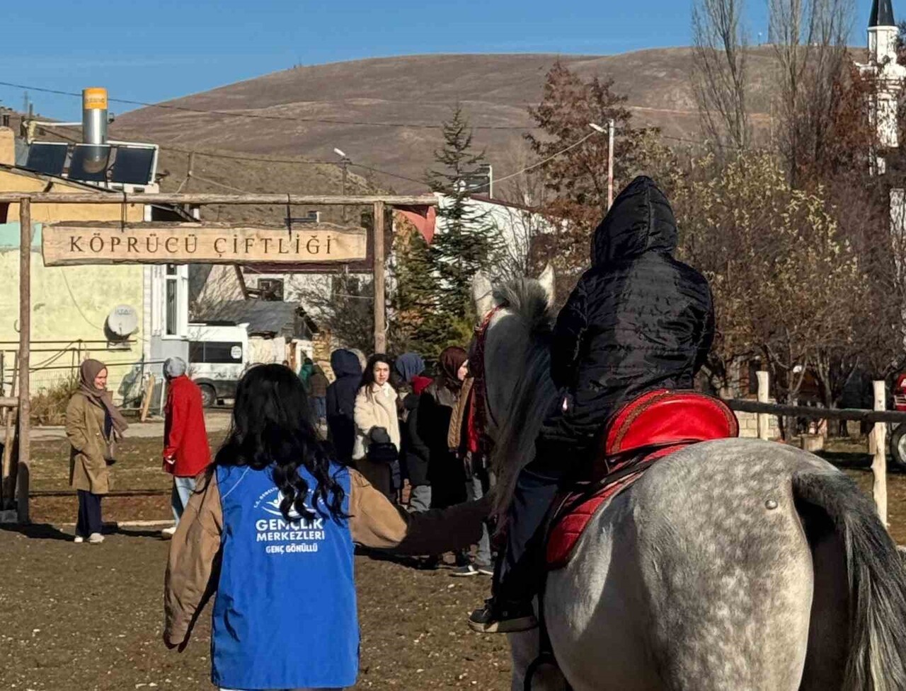DÜNYA ENGELLİLER GÜNÜ'NDE BAYBURT'TA ÖĞRENCİLER İÇİN BİNİCİLİK ETKİNLİĞİ...