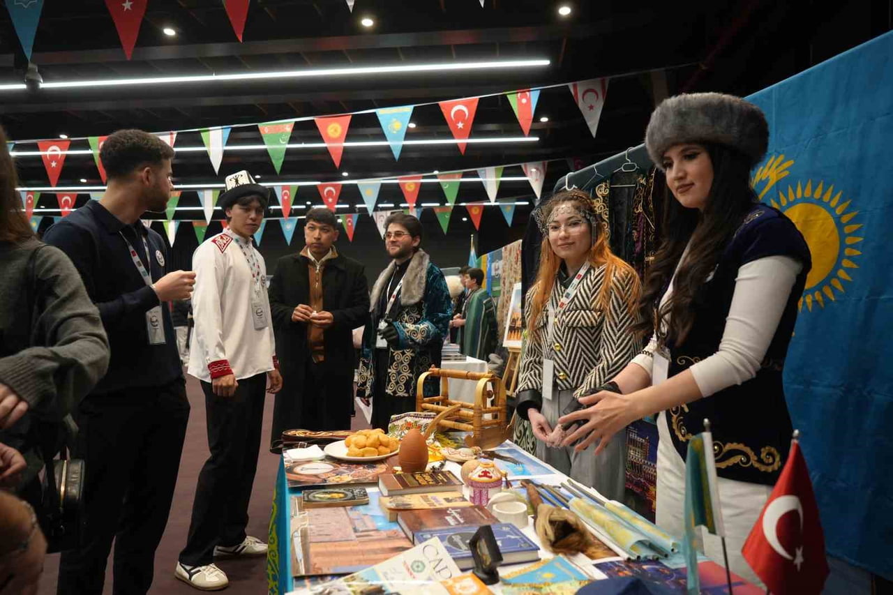 DÜNYA TÜRK DİLİ AİLESİ GÜNÜ, SAMSUN’DA ULUSLARARASI NİTELİKTE DÜZENLENEN RENKLİ BİR KÜLTÜR...